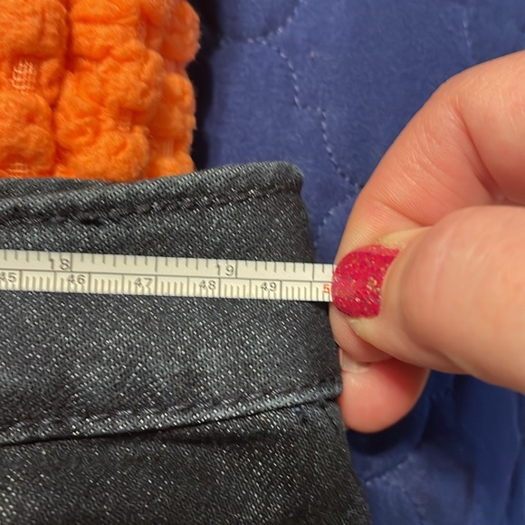 Dark wash skirt with zipper pockets - Picture 4 of 5